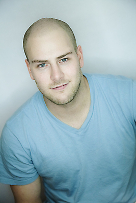 포토 JPG 해외이미지 백인 응시 남자 얼굴 포즈 청소년 한명 20대 성인 초록색 파란색 머리 흰색 시원함 심각 탈모 해외202004 해외포토 서양인 1 시선 컬러 컨셉 사람 청년 신체부위 증상 파일형식 이미지허브