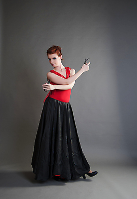 포토 JPG 해외이미지 1 드레스 여자 음악 포즈 신발 모션 건강 한명 사람 빨간색 유행 검은색 공연 연주자 댄서 표현 춤 화려 클래식 흥분 열정 팔 플라멩코 스타일 해외202004 해외포토 직업 옷 감정 예술 컬러 컨셉 문화예술 이벤트 신체부위 음악가 세계문화유산 파일형식 이미지허브