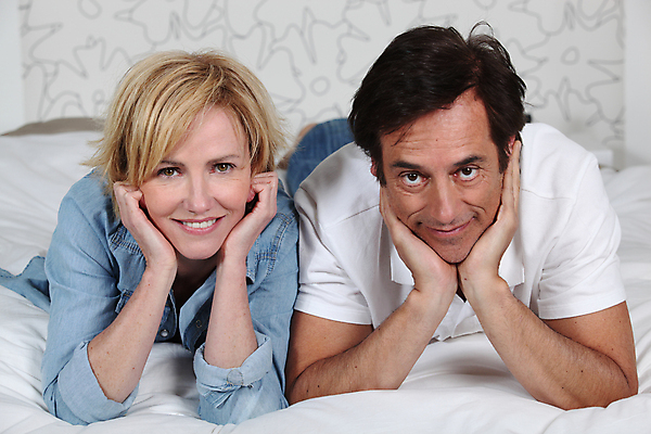 포토 JPG 해외이미지 백인 부부 응시 여자 남자 엎드리기 40대 중년 휴식 실내 미소 상반신 성인 두명 앞모습 30대 눕기 턱괴기 침대 성인만 해외202004 해외포토 서양인 커플 시선 뷰포인트 가구 컨셉 모션 표정 사람 내부 장년 파일형식 이미지허브