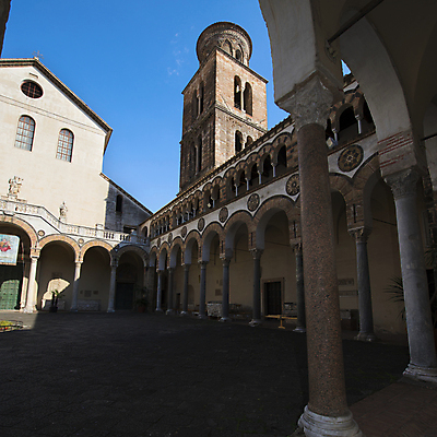 포토 JPG 해외이미지 사람없음 성당 교회 종 중세 역사 아치 종탑 안뜰 해외202004 해외포토 종교건축 건물 탑 파일형식 이미지허브