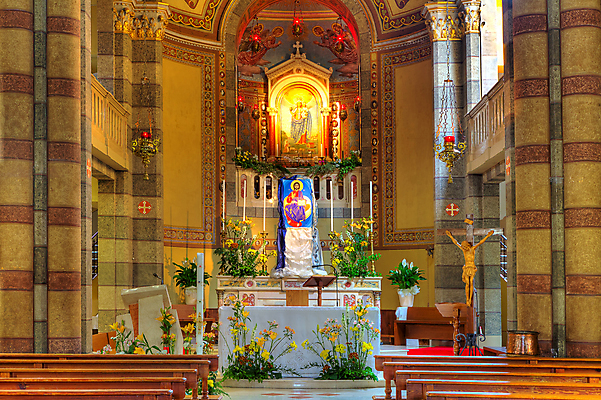 포토 JPG 해외이미지 아이콘 유럽 기독교 종교 십자가 건축양식 실내 사람없음 내부 장식 성당 교회 이탈리아 천주교 기도 기둥 예수 영혼 신성 산기슭 바실리카 숭배 신앙심 옛날 제단 피에몬테 해외202004 해외포토 건축 나라 종교건축 산 건물 신_종교 파일형식 이미지허브