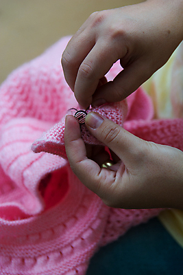 포토 JPG 해외이미지 드레스 옷 어린이 밧줄 분홍색 공 손가락 노동자 관리 사람 사람없음 유행 재킷 직물 조끼 면 못 체험 뜨개질 작업실 결합 바느질 피부 블라우스 땀 수공예 재단 스타일 해외202004 해외포토 직업 손 줄 컬러 컨셉 상의 취미 신체부위 외투 공구 공예 파일형식 이미지허브