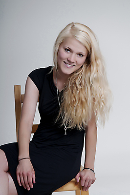 포토 JPG 해외이미지 스튜디오촬영 학생 긴머리 응시 옷 여자 행복 무기 여유 얼굴 회색배경 한명 웃음 앉기 10대 세로 금발 파티 머리 유행 검은색 놀람 표현 우아함 긍정 보여주기 고립 지원 성인여자만 연습생 세련 해외202004 해외포토 1 헤어스타일 시선 감정 컬러 백그라운드 컨셉 모션 청소년 실내 표정 사람 이벤트 신체부위 회색 연습 여자만 성인만 파일형식 이미지허브