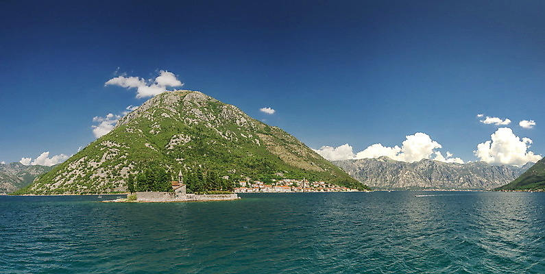 포토 JPG 해외이미지 구름 유럽 바다 여행 요트 자연 산 풍경 사람없음 건물 여름 마을 보트 크루즈 함선 시력 건너기 몬테네그로 발칸반도 해외202004 해외포토 자연요소 건축물 계절 나라 배_교통 모션 생태계 파일형식 이미지허브