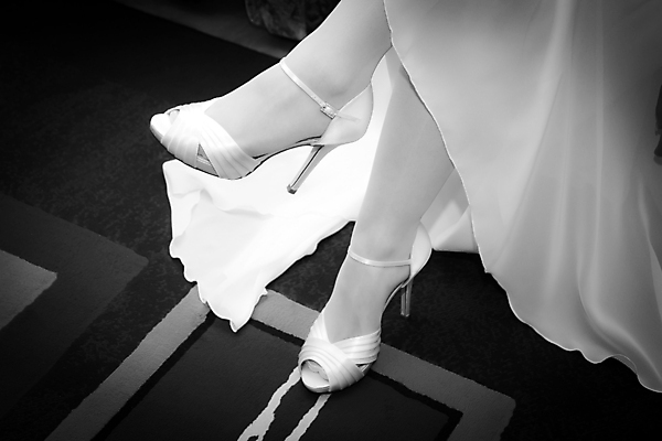 포토 JPG 해외이미지 백인 1 손 드레스 옷 여자 결혼 신발 신체 결혼식 바닥 사랑 사람 앉기 이벤트 성인 사람없음 유행 흰색 축하 준비 양발 해외202004 해외포토 서양인 감정 컬러 컨셉 모션 신체부위 파일형식 이미지허브