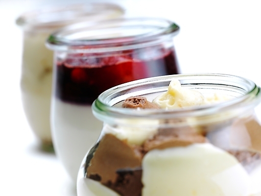 포토 JPG 해외이미지 실내 종류 사람없음 아웃포커스 다양 세개 흰배경 일렬 푸딩 해외202004 해외포토 다수 백그라운드 디저트 촬영기법 3 내부 흰색 파일형식 이미지허브