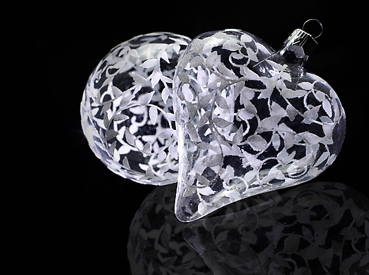 포토 JPG 해외이미지 크리스마스장식 크리스마스 검은배경 실내 사람없음 장식볼 하트 투명 오브젝트 오너먼트 해외202004 해외포토 모양 기념일 백그라운드 내부 장식 검은색 파일형식 이미지허브