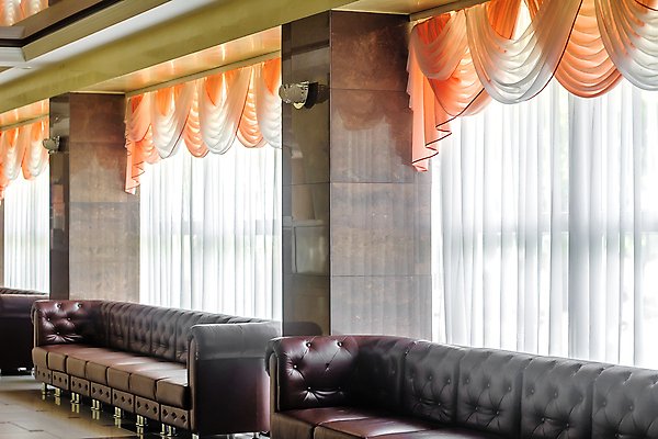 포토 JPG 해외이미지 디자인 창문 바닥 사람없음 내부 빛 갈색 흰색 램프 블라인드 커튼 도자기 타일 안락 해외202004 해외포토 컬러 컨셉 조명 파일형식 이미지허브