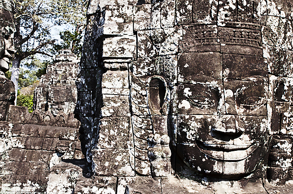 포토 JPG 해외이미지 전통 외관 아시아 종교 문화 얼굴 조각 불교 건축양식 미술 미소 사람 동양인 사람없음 조각상 머리 탑 검은색 바위 흰색 사찰 영혼 역사 땅 폐허 캄보디아 천연기념물 고고학 숭배 옛날 해외202004 해외포토 건축물 교육 건축 나라 컬러 종교건축 문화예술 표정 인종 신체부위 조형물 돌_바위 파일형식 이미지허브