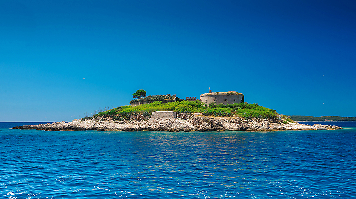 포토 JPG 해외이미지 구름 유럽 종교 벽 바다 여행 건축양식 자연 산 파노라마 풍경 사람없음 물 여름 파란색 교회 탑 보트 성 역사 보호 크루즈 망토 지중해 버리기 폐허 시력 장면 몬테네그로 옛날 채널 해외202004 해외포토 자연요소 건축물 계절 건축 나라 컬러 컨셉 배_교통 종교건축 모션 촬영기법 건물 생태계 파일형식 이미지허브