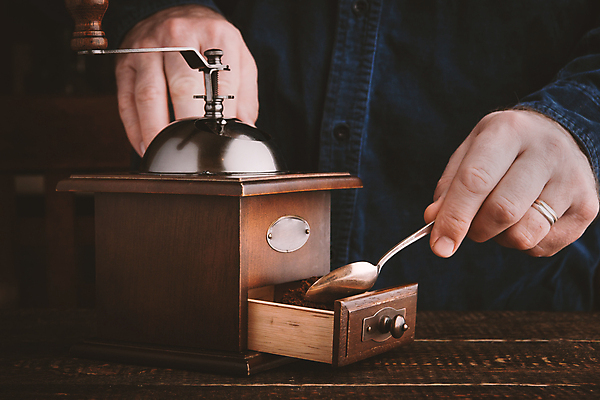 포토 JPG 해외이미지 손 커피 음료 백그라운드 신체 탁자 요리 사람 사람없음 목재 가로 파란색 갈색 금속 주방 숟가락 원두 수확 오픈 준비 만들기 아로마 향 땅바닥 옛날 해외202004 해외포토 나무 컬러 가구 농업 재료 모션 재질 바닥 수저 신체부위 파일형식 이미지허브