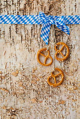 포토 JPG 해외이미지 리본 음식 사랑 사람없음 목재 장식 세로 컬러풀 축제 수확 시골 깃발 정사각형 나무껍질 자작나무 뮌헨 옥토버페스트 바이에른 브레첼 카피스페이스 바이에른사람 해외202004 해외포토 도형 나무 감정 컬러 농업 재료 디저트 독일 공백 껍질 파일형식 이미지허브