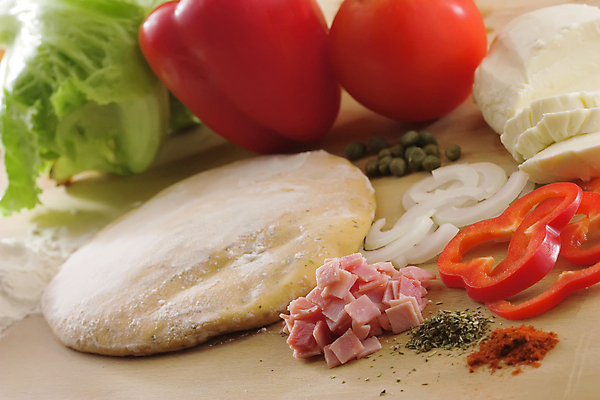 포토 JPG 해외이미지 음식 토마토 양파 치즈 피자 파스타 요리 사람없음 저녁식사 샐러드 향신료 속도 밀가루 후추 모짜렐라치즈 해외202004 해외포토 채소 유제품 패스트푸드 서양음식 식사 가루 향미료 파일형식 이미지허브