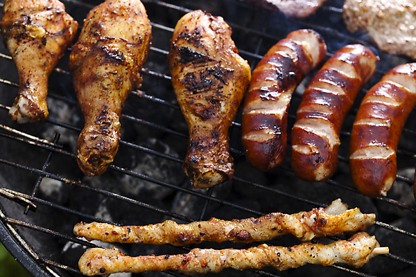 포토 JPG 해외이미지 주간 육류 요리 근접촬영 사람없음 야외 여름 파티 정원 꼬치 연기 그릴 바비큐 굽기 닭다리 소시지구이 해외202004 해외포토 자연요소 계절 음식 뷰포인트 식재료 주방용품 이벤트 소시지 구이 파일형식 이미지허브