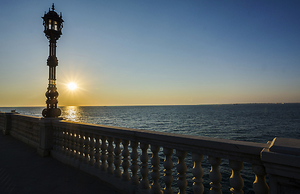 포토 JPG 해외이미지 외관 바다 여행 백그라운드 건축양식 난간 자연 하늘 휴가 휴식 풍경 사람없음 야외 장식 가로 물 여름 파란색 울타리 도시풍경 햇빛 태양 여행객 침묵 산책로 발코니 화려 지중해 장면 스타일 수평선 해외202004 해외포토 자연요소 계절 건축 길 컬러 컨셉 사람 담장 소리 도시 생태계 파일형식 이미지허브
