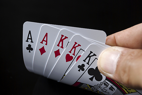 포토 JPG 해외이미지 손 근접촬영 신체부위 잡기 트럼프 도박 포커 해외포토 뷰포인트 모션 사람 놀이용품 게임 파일형식 이미지허브