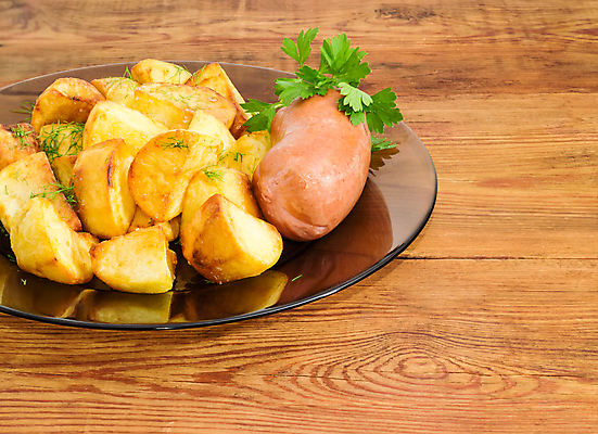 포토 JPG 해외이미지 접시 음식 농업 채소 유리 감자 패스트푸드 파슬리 요리 사람없음 목재 주방 튀김 소시지 널 서빙 딜 절임 프랑크푸르트 해외202004 해외포토 나무 식기 산업 재료 재질 독일 도시 가공식품 인스턴트 파일형식 이미지허브