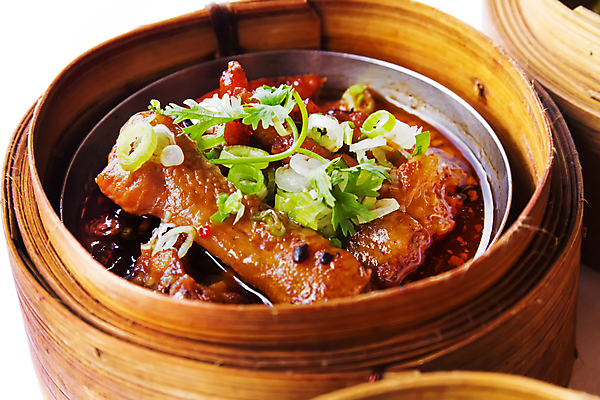 포토 JPG 해외이미지 전통 아시아 음식 여행 육류 요리 동양인 사람없음 빨간색 식당 저녁식사 치킨 중국 어둠 양발 전문 특별함 해외202004 해외포토 나라 컬러 컨셉 식재료 인종 상점 식사 닭고기요리 파일형식 이미지허브