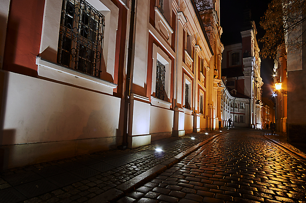 포토 JPG 해외이미지 유럽 건축양식 창문 조명 거리 사람없음 건물 빛 바위 기둥 도시 야간 창살 수도원 폴란드 조언 화강암 해외202004 해외포토 자연요소 건축물 건축 나라 암석 돌_바위 파일형식 이미지허브