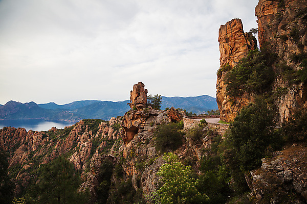 포토 JPG 해외이미지 유럽 바다 섬 여행 자연 하늘 휴가 산 풍경 사람없음 야외 여름 파란색 프랑스 바위 지중해 내추럴 프랑스어 코르시카 해외202004 해외포토 문자 계절 나라 컬러 돌_바위 생태계 파일형식 이미지허브