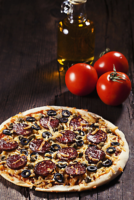 포토 JPG 해외이미지 유럽 조각 토마토 치즈 피자 요리 사람없음 주방 검은색 식사 저녁식사 이탈리아 신선 달콤 폐기물 자르기 굽기 유기농 올리브 점심식사 살라미 페퍼로니 해외202004 해외포토 웰빙 열매 나라 컬러 채소 모션 유제품 패스트푸드 서양음식 소시지 맛 쓰레기 구이 파일형식 이미지허브