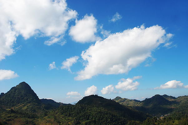 포토 JPG 해외이미지 구름 하늘 산 파노라마 풍경 사람없음 파란색 장면 내추럴 해외202004 해외포토 자연요소 컬러 촬영기법 파일형식 이미지허브