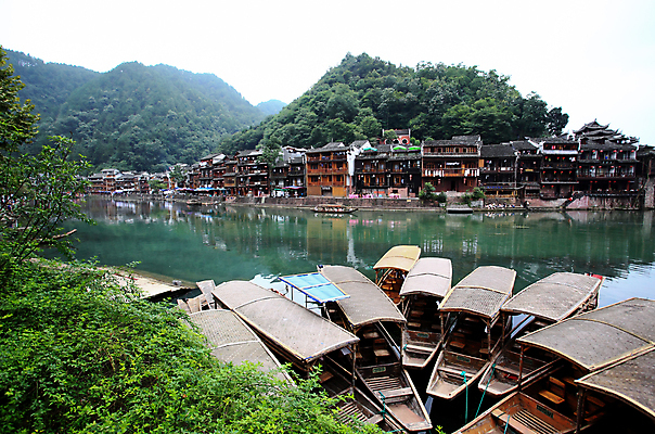 포토 JPG 해외이미지 주택 사람없음 건물 목재 강 여행객 마을 중국 도시 보트 작음 타운 봉황 옛날 해외202004 해외포토 나무 건축물 아시아 배_교통 재료 사람 크기 파일형식 이미지허브