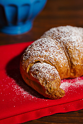 포토 JPG 해외이미지 전통 유럽 음식 백그라운드 탁자 아침 실내 건강 사람없음 목재 컵 빨간색 세로 파란색 갈색 식사 머그컵 껍질 시골 신선 황금 달콤 아침식사 대륙 냅킨 슈가파우더 페스츄리 해외202004 해외포토 주간 나무 식기 나라 빵 컬러 가구 재료 내부 맛 파일형식 이미지허브