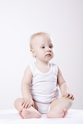 포토 JPG 해외이미지 스튜디오촬영 전신 맨발 건강 한명 앉기 캐주얼 금발 고독 속옷 명상 흰배경 러시아 천진난만 해외202004 해외포토 1 헤어스타일 옷 감정 유럽 백그라운드 컨셉 모션 발 실내 사람 흰색 파일형식 이미지허브