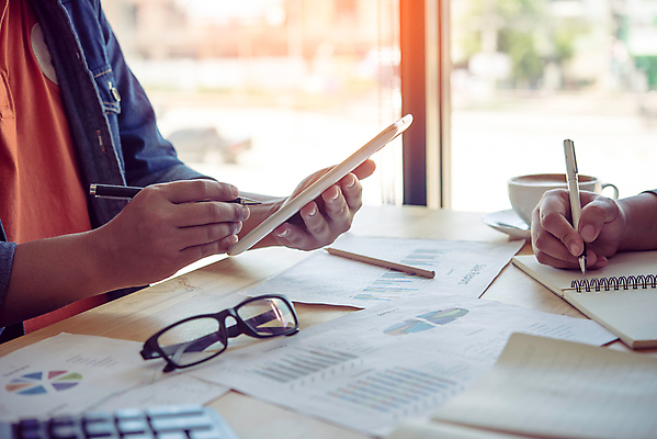 포토 JPG 해외이미지 1 라이프스타일 손 비즈니스 손가락 놀이 탁자 모바일 휴식 노동자 실내 손잡이 사람 앉기 성인 사람없음 노트북 스마트폰 컴퓨터 사무실 알약 디지털 모니터 터치 흰색 키보드 잡기 업무 비즈니스맨 그룹 닫기 쥐 스마트 분석 확인 보고서 문서 전자 터치스크린 해외202004 해외포토 직업 남자 컬러 가구 컨셉 모션 내부 생활 신체부위 전자제품 핸드폰 스마트기기 약 작업 직장인 설치류 파일형식 이미지허브