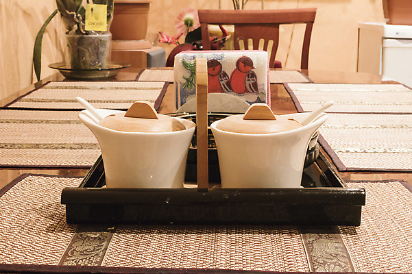 포토 JPG 해외이미지 식기 음료 음식 요리 사람없음 내부 장식 컵 사무실 식당 식사 장비 머그컵 흰색 기구 공구 축하 직물 그룹 차 배열 컵받침 오브젝트 냅킨 단절 해외202004 해외포토 컬러 컨셉 비즈니스 상점 도구 받침대 파일형식 이미지허브