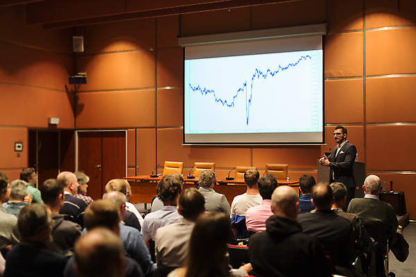 포토 JPG 해외이미지 남자 그래프 실내 여러명 상반신 성인 옆모습 뒷모습 군중 강의 강당 롤스크린 성인만 해외202004 해외포토 뷰포인트 다수 사람 내부 스크린 파일형식 이미지허브