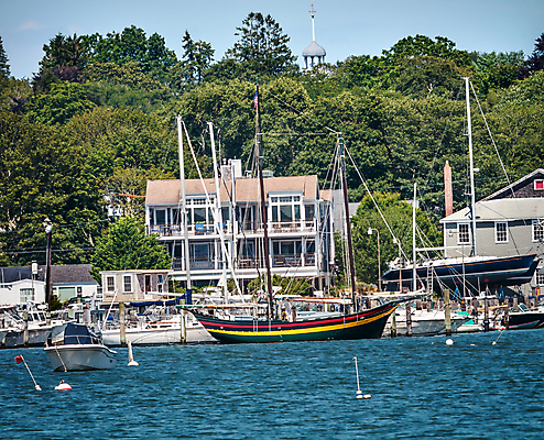 포토 JPG 해외이미지 바다 요트 항해 사람없음 물 여름 교회 항구 만 보트 포트 타운 첨탑 나루 해외202004 해외포토 자연요소 계절 배_교통 종교건축 교통시설 건물 탑 도시 파일형식 이미지허브