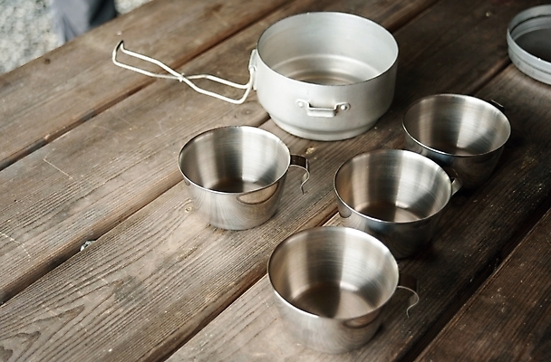 포토 JPG 해외이미지 음료 백그라운드 탁자 요리 사람없음 야외 목재 컵 반사 금속 캠핑 하이킹 회색 머그컵 흰색 기구 공구 닫기 은색 냄비 모닥불 오브젝트 통조림 철강 하이커 해외202004 해외포토 나무 식기 컬러 여행 가구 재료 모션 재질 불 레저 도구 솥 파일형식 이미지허브