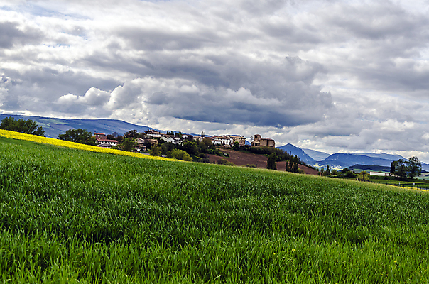 포토 JPG 해외이미지 구름 유럽 백그라운드 밭 농업 자연 하늘 날씨 산 풍경 사람없음 야외 초록색 컬러풀 농장 마을 환경 계곡 어둠 흰색 스페인 해외202004 해외포토 자연요소 나라 산업 컬러 생태계 파일형식 이미지허브