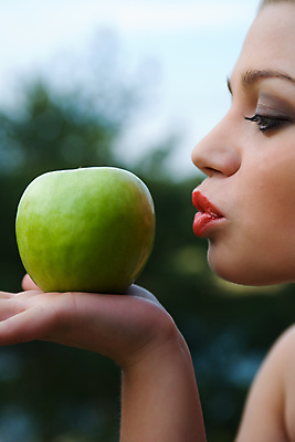 포토 JPG 해외이미지 불꽃 키스 한명 초록색 빛 태양 노란색 일몰 사과 입술 강조 해외202004 해외포토 자연요소 1 컬러 과일 불 사람 신체부위 노을 애정표현 파일형식 이미지허브