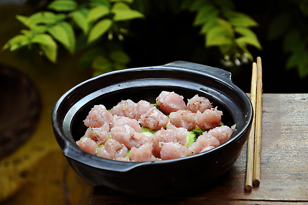 포토 JPG 해외이미지 접시 아시아 음식 공 가족 어류 요리 동양인 사람없음 빨간색 식사 사발 냄비 먹기 베트남 주말 방법 어려움 억울 해외202004 해외포토 식기 감정 나라 컬러 관계 모션 인종 동남아시아 수중동물 사기그릇 솥 파일형식 이미지허브