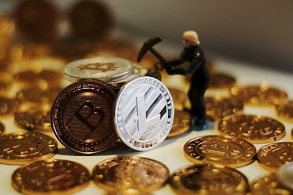 포토 JPG 해외이미지 돈 인터넷 비즈니스 안전 사람없음 금융 동전 저축 은색 발굴 무역 보안 결제 가치 광부 해외202004 해외포토 직업 산업 컬러 경제 재산 파일형식 이미지허브