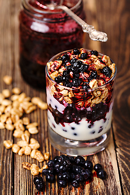 포토 JPG 해외이미지 음식 디저트 사람없음 숟가락 아침식사 낟알 시리얼 유기농 블루베리 꿀 요거트 뮤즐리 해외202004 해외포토 웰빙 과일 유제품 수저 식사 파일형식 이미지허브