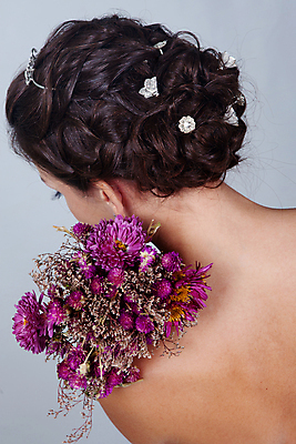 포토 JPG 해외이미지 백인 모델 1 헤어스타일 여자 꽃 행복 포즈 건강 한명 사람 성인 갈색 흰색 축하 가운 우아함 순수 명상 고립 해외202004 해외포토 서양인 식물 옷 감정 컬러 컨셉 파일형식 이미지허브