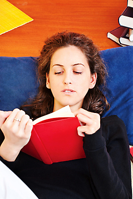 포토 JPG 해외이미지 여자 여유 주택 한명 책 빨간색 소파 잡기 날씬함 읽기 거짓말 해외202004 해외포토 1 감정 컬러 의자 모션 사람 건물 몸매 파일형식 이미지허브