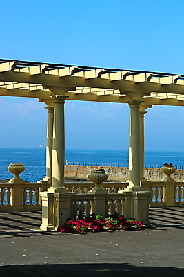 포토 JPG 해외이미지 구름 응시 바다 여행 곡선 건축양식 하늘 호텔 휴가 휴식 프레임 풍경 사람없음 야외 물 여름 파란색 울타리 여행객 침묵 꿈 자유 탐험 고급 우아함 떨어짐 지중해 맨션 철 휴양지 장면 염원 해외202004 해외포토 자연요소 시선 계절 건축 선 컬러 컨셉 숙소 주택 사람 담장 소리 장소 파일형식 이미지허브