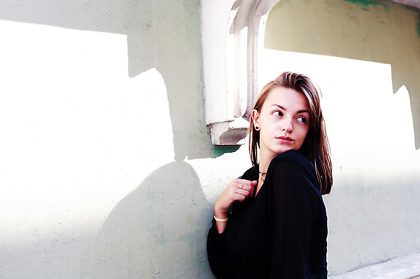 포토 JPG 해외이미지 학생 응시 여자 행복 유럽 얼굴 벽 여행 건축양식 주택 그림자 한명 미소 사람 야외 건물 여름 청춘 머리 걷기 산책 기쁨 자유 도시 보행자 보행로 피부 러시아 타운 성인여자만 해외202004 해외포토 1 건축물 시선 계절 건축 감정 나라 길 컨셉 모션 휴식 표정 신체부위 여자만 성인만 파일형식 이미지허브