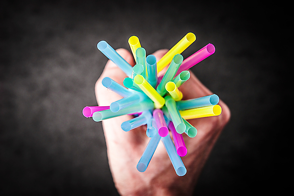 포토 JPG 해외이미지 손 여자 음료 분홍색 탁자 사람없음 파란색 세트 노란색 검은색 회색 칵테일 막대기 구성 석판 정물화 해외202004 해외포토 컬러 가구 주류 사람 신체부위 그림 파일형식 이미지허브