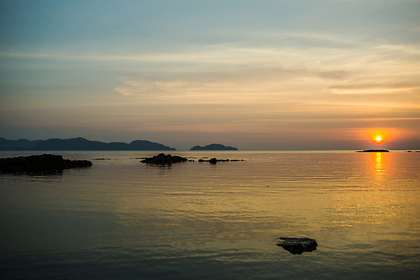 포토 JPG 해외이미지 나무 식물 구름 계절 바다 섬 자연 하늘 날씨 휴식 산 풍경 사람없음 초록색 물 여름 파란색 태양 노란색 황혼 일몰 새벽 시간 뜨거움 상쾌 휴양지 지역 암초 스카이라인 내추럴 순간 파라다이스 수평선 해외202004 해외포토 자연요소 감정 컬러 컨셉 노을 장소 생태계 파일형식 이미지허브