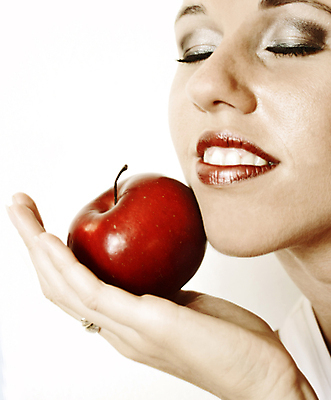 포토 JPG 해외이미지 라이프스타일 손 여자 얼굴 자연 건강 한명 미소 빨간색 뷰티 화목 봄 화장품 치아 사과 피부 천진난만 의료성형뷰티 해외202004 해외포토 1 계절 컬러 컨셉 과일 표정 사람 생활 신체부위 소화기관 생태계 파일형식 이미지허브