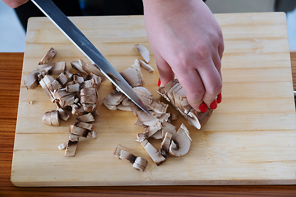 포토 JPG 해외이미지 손 여자 음식 조각 백그라운드 채소 재료 탁자 건강 관리 요리 사람 사람없음 목재 빨간색 초록색 노란색 주방 식당 요리사 식사 저녁식사 버섯 당근 신선 업무 사발 칼 맛 자르기 먹기 준비 날것 레시피 후추 내추럴 점심식사 채식주의자 해외202004 해외포토 나무 직업 컬러 가구 컨셉 모션 뿌리채소 신체부위 상점 작업 사기그릇 향신료 채식 파일형식 이미지허브