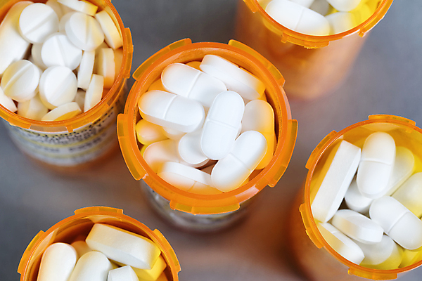 포토 JPG 해외이미지 오렌지 건강 사람없음 알약 약 고통 의사 흰색 닫기 플라스틱 약국 머리위 처방 조제 화학자 중독자 헤로인 해외202004 해외포토 감정 컬러 과일 의학 모션 재질 의료진 과학자 만들기 마약 파일형식 이미지허브