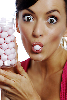 포토 JPG 해외이미지 라이프스타일 드레스 여자 행복 분홍색 백그라운드 사탕 한명 미소 성인 여름 흰색 대접 항아리 설탕 먹기 고립 해외202004 해외포토 1 옷 계절 감정 컬러 모션 디저트 표정 사람 생활 도자기 파일형식 이미지허브