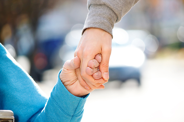 포토 JPG 해외이미지 백인 손 여자 할머니 손가락 함께함 건강 관리 사랑 사람 성인 사람없음 야외 손잡기 우정 터치 환자 잡기 도움 질병 장애인 은퇴 서비스 보케 돌봄 옛날 조부모 헬프 노화 해외202004 해외포토 서양인 노년 감정 컨셉 의학 가족 모션 신체부위 친구 장애 파일형식 이미지허브